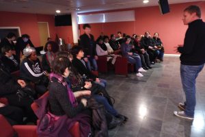 Le personnel assiste à la projection de courts métrages à la médiathèque lors de la Journée Internationale des Droits des Femmes